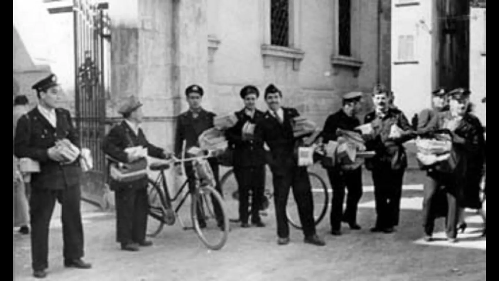 Gruppo di postini e portalettere