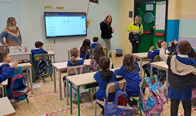 Il viaggio di una lettera raccontato dalla postina: l’iniziativa in una scuola di Lucera