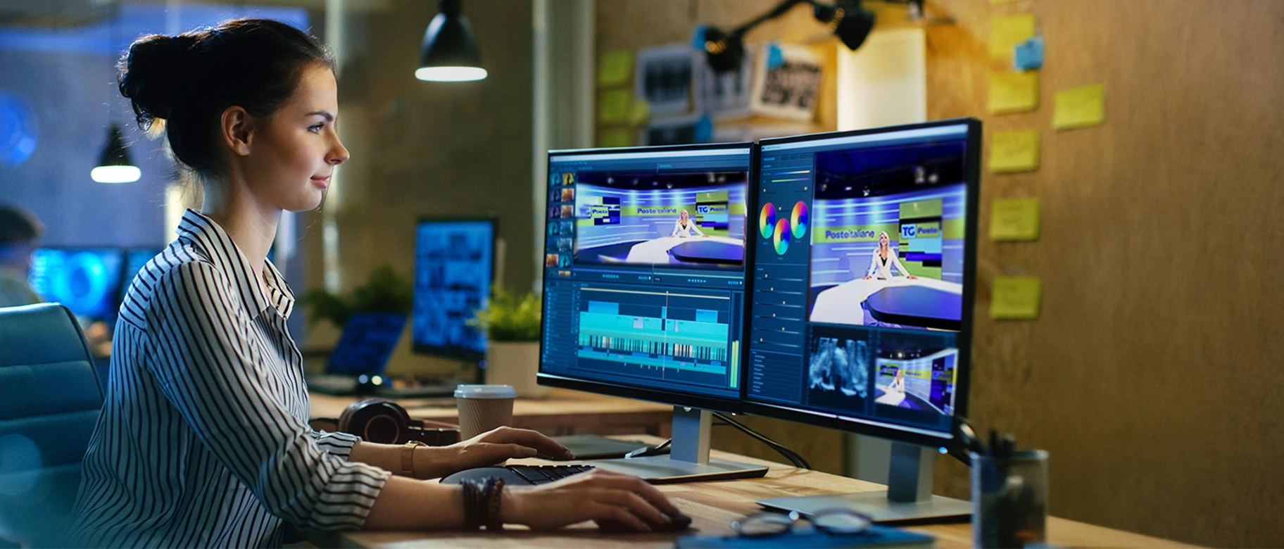 Ragazza che guarda monitor PC