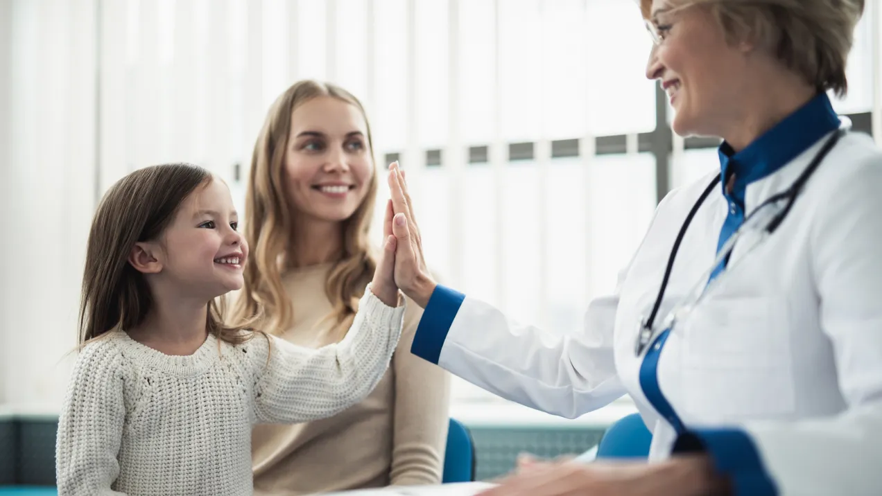 Mamma con figlia da una dottoressa
