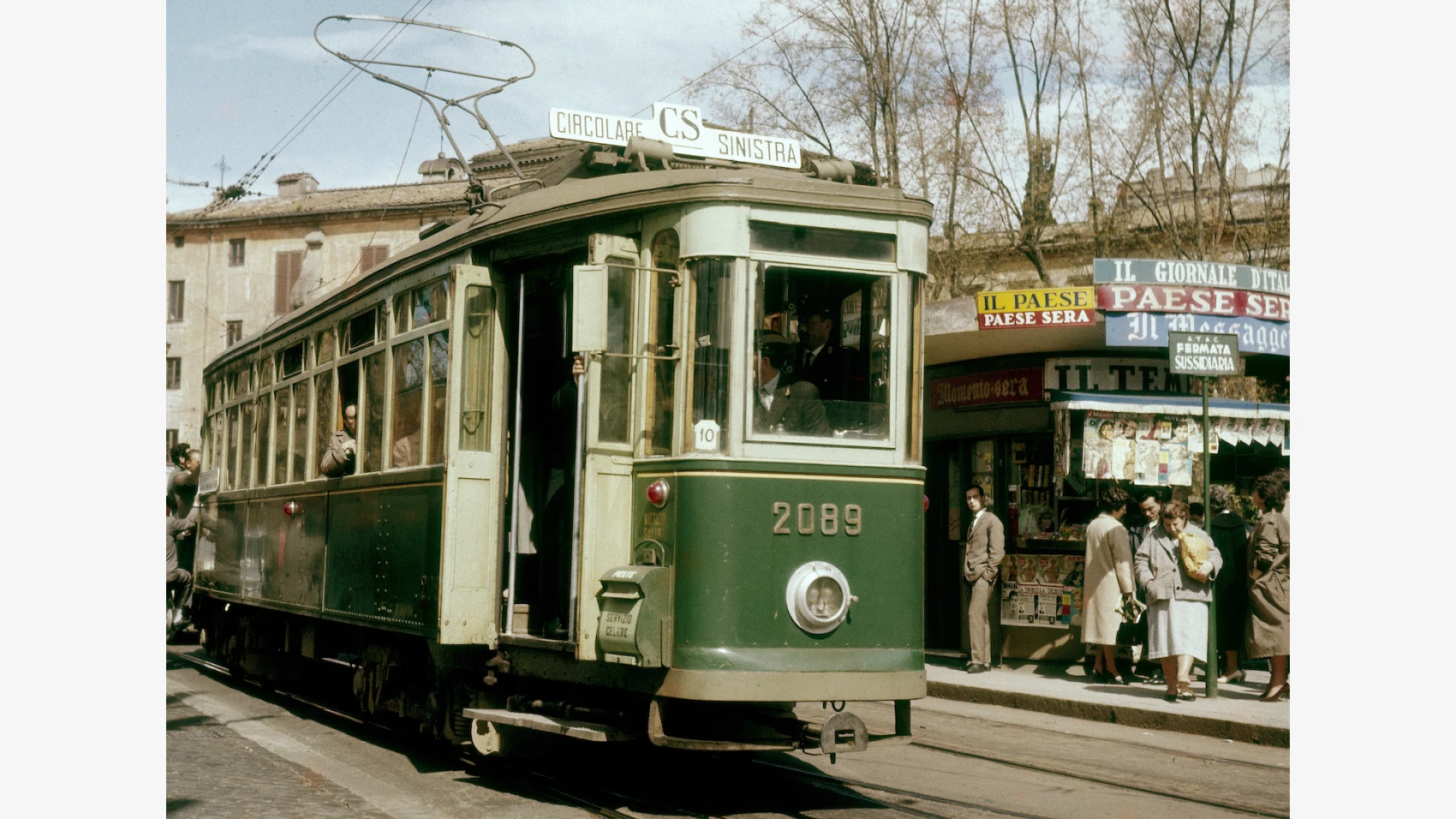Tram a Roma nel 1960 con cassetta postale