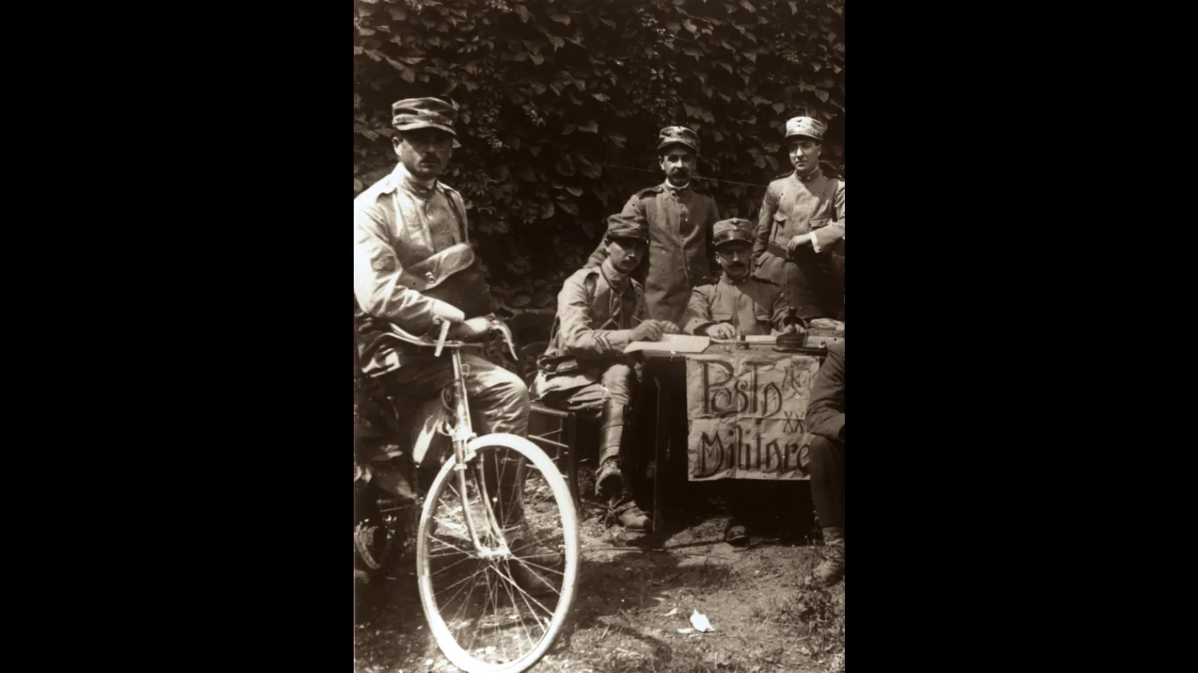 Postino in bicicletta presso un campo di posta militare