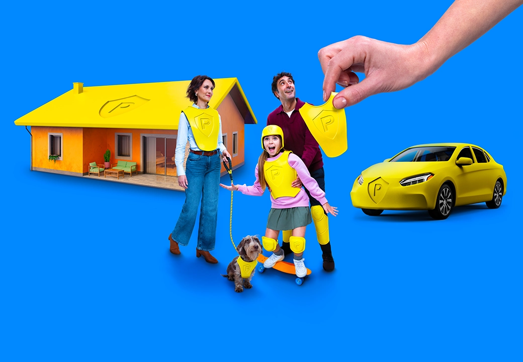 Una famiglia composta da uomo, donna e bambina, con il cane davanti alla loro casa e alla loro auto, tutti protetti dallo scudo di Poste Italiane