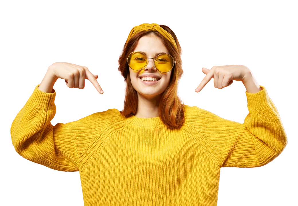 ragazza con occhiali e maglione gialli