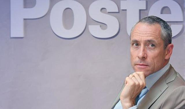 Roma, 8 nov. (askanews) -   di Gianluca Senese  Piazza Affari incorona Poste Italiane regina degli scambi. Il titolo infatti, Ë cresciuto di circa il 60%  dal valore del collocamento dell'ottobre 2015, fissato a 6,75 euro, raggiungendo una capitalizzazione che ha superato quota 14 miliardi (14,028 miliardi).     In particolare, il 15 ottobre il titolo ha toccato il massimo storico a quota 10,74 euro, in rialzo dell'1,37%, dopo aver registrato un picco durante la giornata a 10,87 euro. Durante la gestione dell'amministratore delegato Matteo Del Fante, iniziata ad aprile 2017, il "Total shareholder return" dell'azione (una misura della performance delle azioni che considera anche il reinvestimento dei dividendi distribuiti) indica un raddoppio del valore dell'investimento, +102%, un risultato senz'altro eccezionale per chi ha investito nel titolo di Poste Italiane.     I numeri testimoniano quanto gli investitori stiamo apprezzando il progressivo raggiungimento degli obiettivi delineati nel Piano industriale Deliver 2022 e il positivo e solido contributo alla crescita dell'azienda proveniente da tutte le aree di business. L'azienda Ë parte integrante del tessuto sociale e produttivo del Paese, con 157 anni di storia, una rete di oltre 12.800 uffici postali, 514 miliardi di euro di attivit‡ finanziarie totali e circa 35 milioni di clienti.