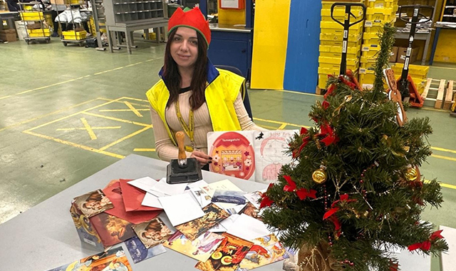 Poste: nel centro di distribuzione di Ancona le lettere dei bambini a Babbo Natale 