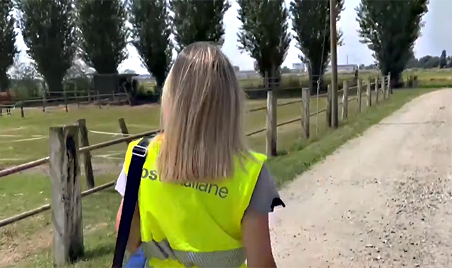 Con la portalettere Elena tra le risaie del Vercellese, i servizi di Poste fondamentali per le aziende agricole