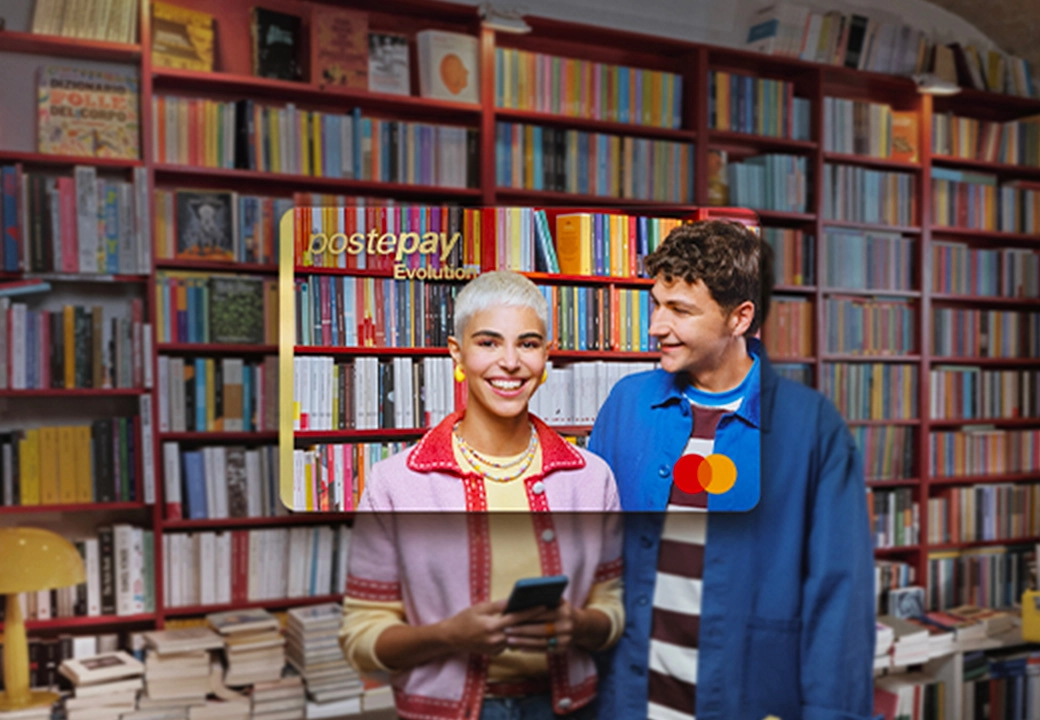Carta di credito con ragazzi in trasparenza e libreria sullo sfondo