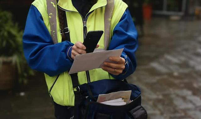 Più forti del maltempo: le consegne di Poste nel Modenese arrivano ovunque