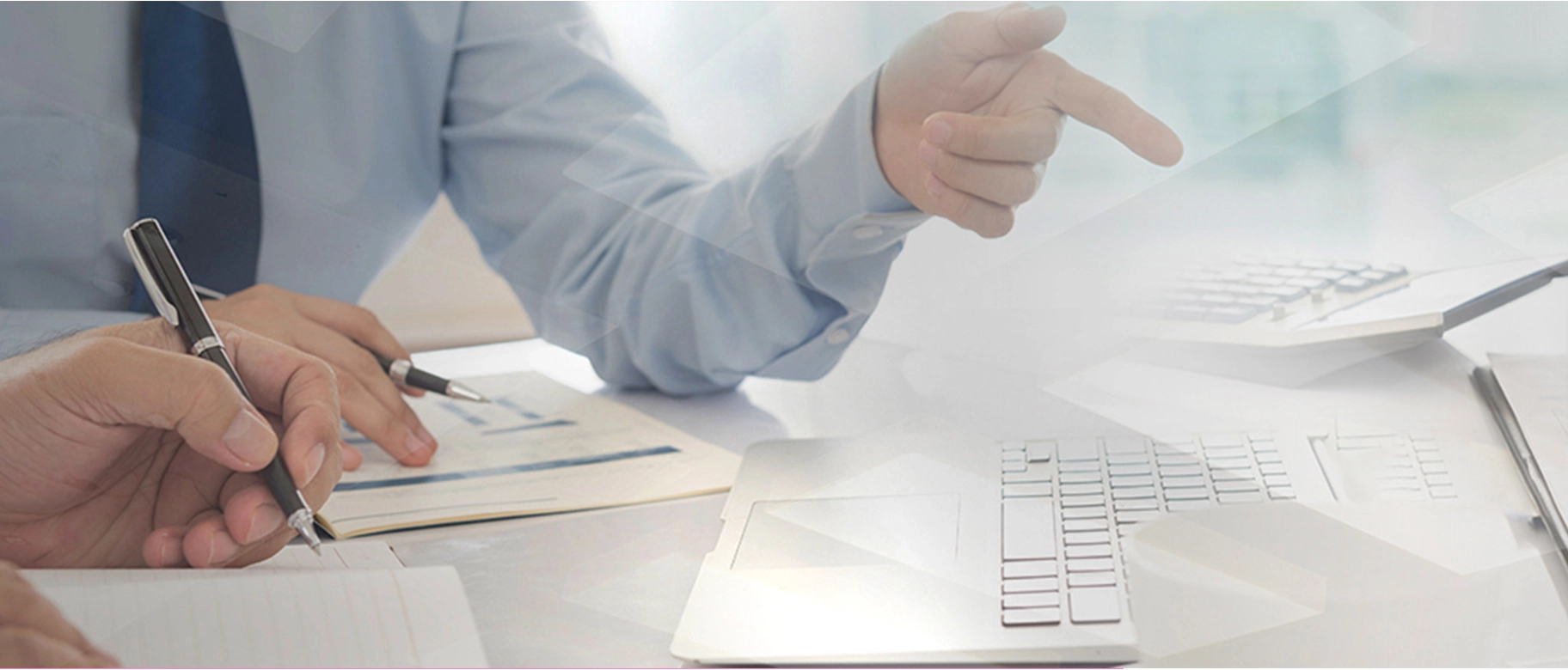 Persone consultano laptop e documenti