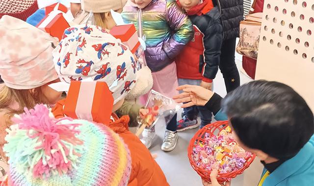Frosinone: i bambini di Amaseno all’ufficio postale con un pacco rosso “magico”