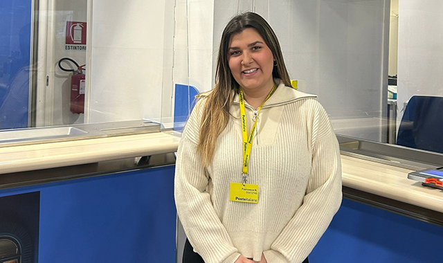 Francesca, all’ufficio postale di Favaro Veneto con la Lingua dei Segni: “Aiuto i clienti sordi a usare i nostri servizi”