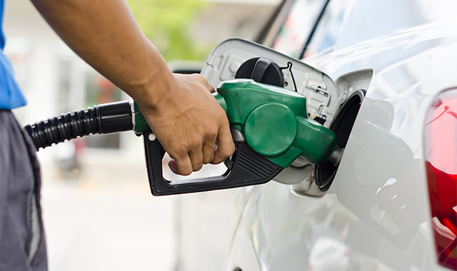 Benzina, scendono i prezzi: pieno più conveniente a Ferragosto