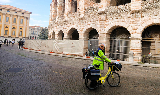 Il portalettere che consegna in bicicletta? A Verona è ancora realtà