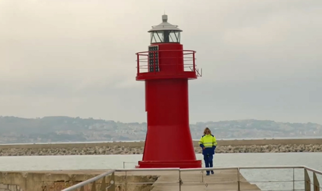 Al porto di Ancona con la postina Lara: le mie consegne arrivano anche in mare
