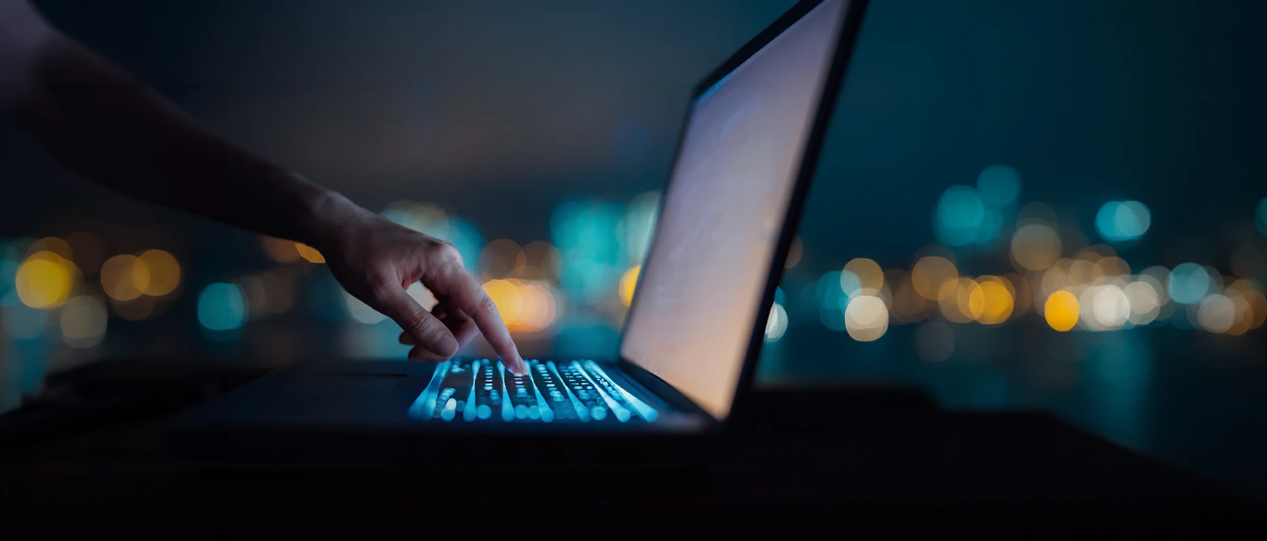 Persona preme tasti su laptop