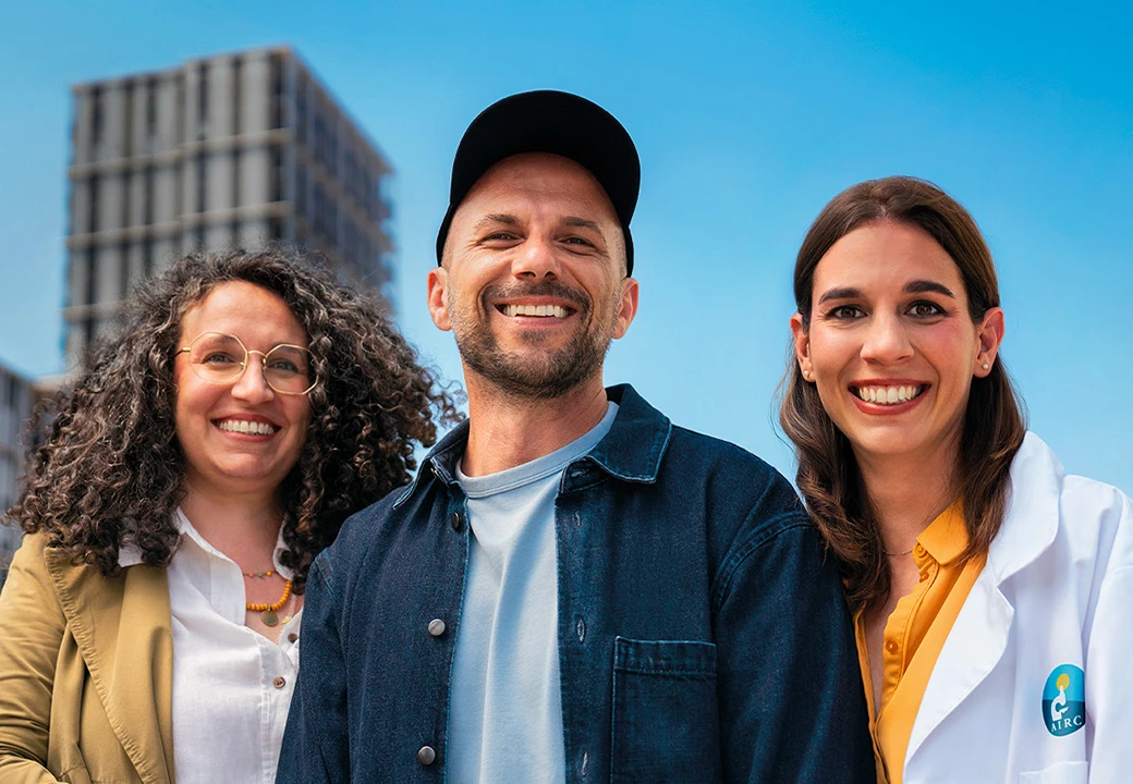 ragazzo sorridente con personale medico