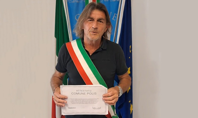 Forlì-Cesena: la pergamena di Poste Italiane per ringraziare i sindaci del progetto Polis