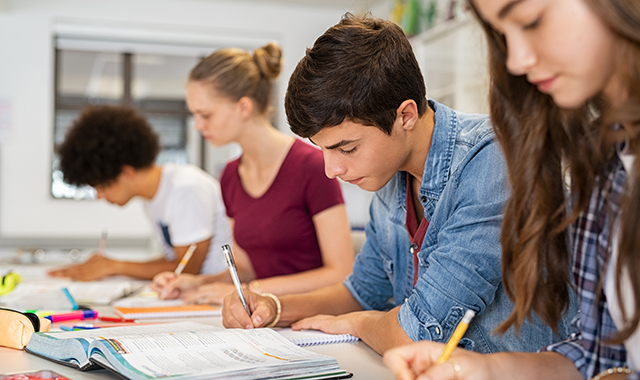 Scuola: oltre 550 euro per i libri delle superiori, le proposte dei consumatori