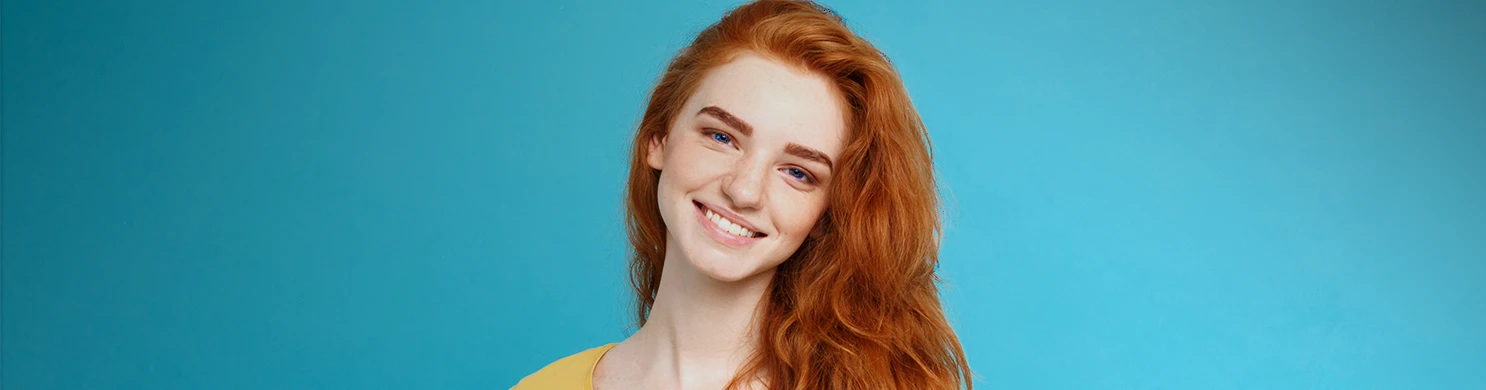 Giovane con capelli rossi