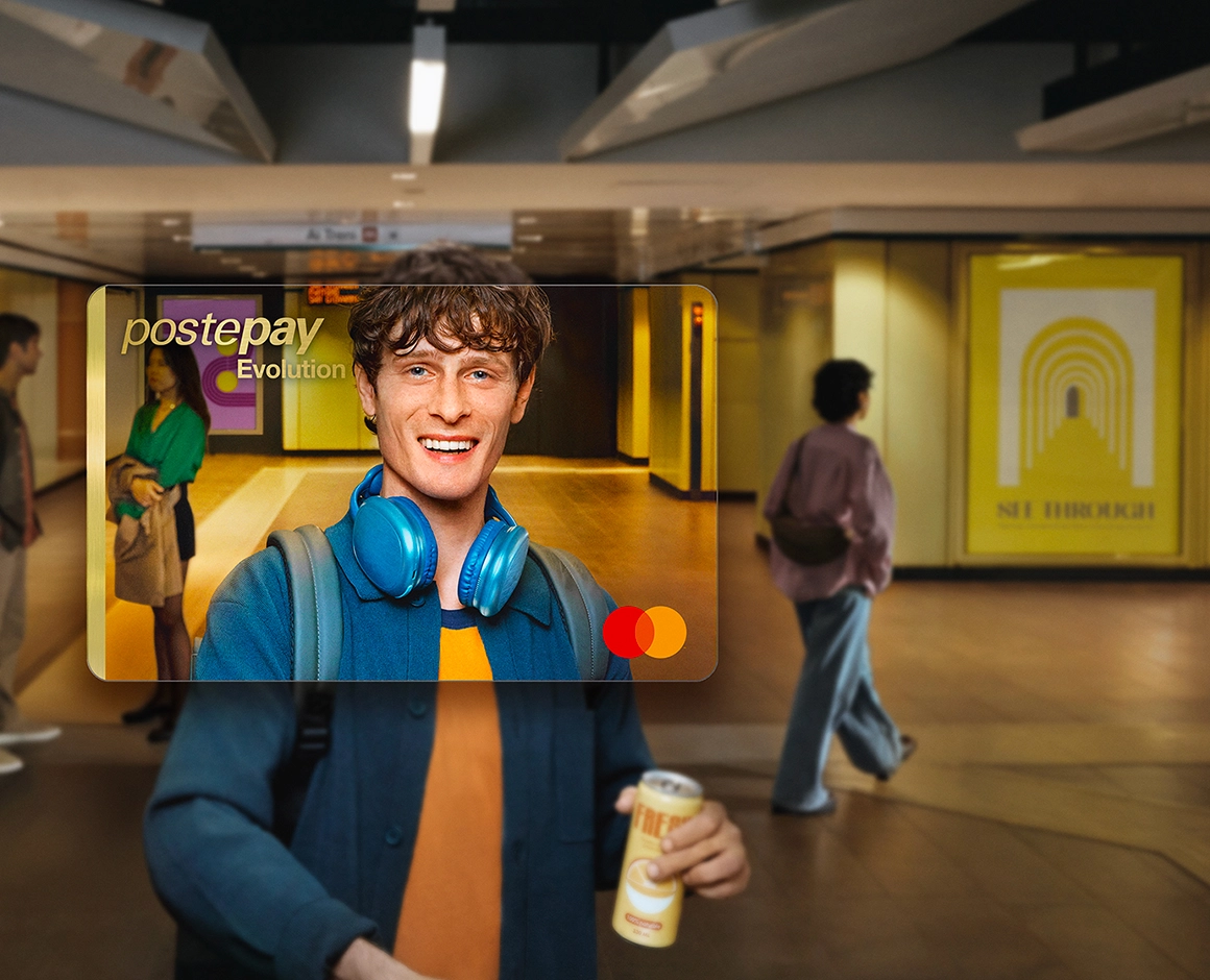 Immagine ragazzo sorridente in stazione della metro