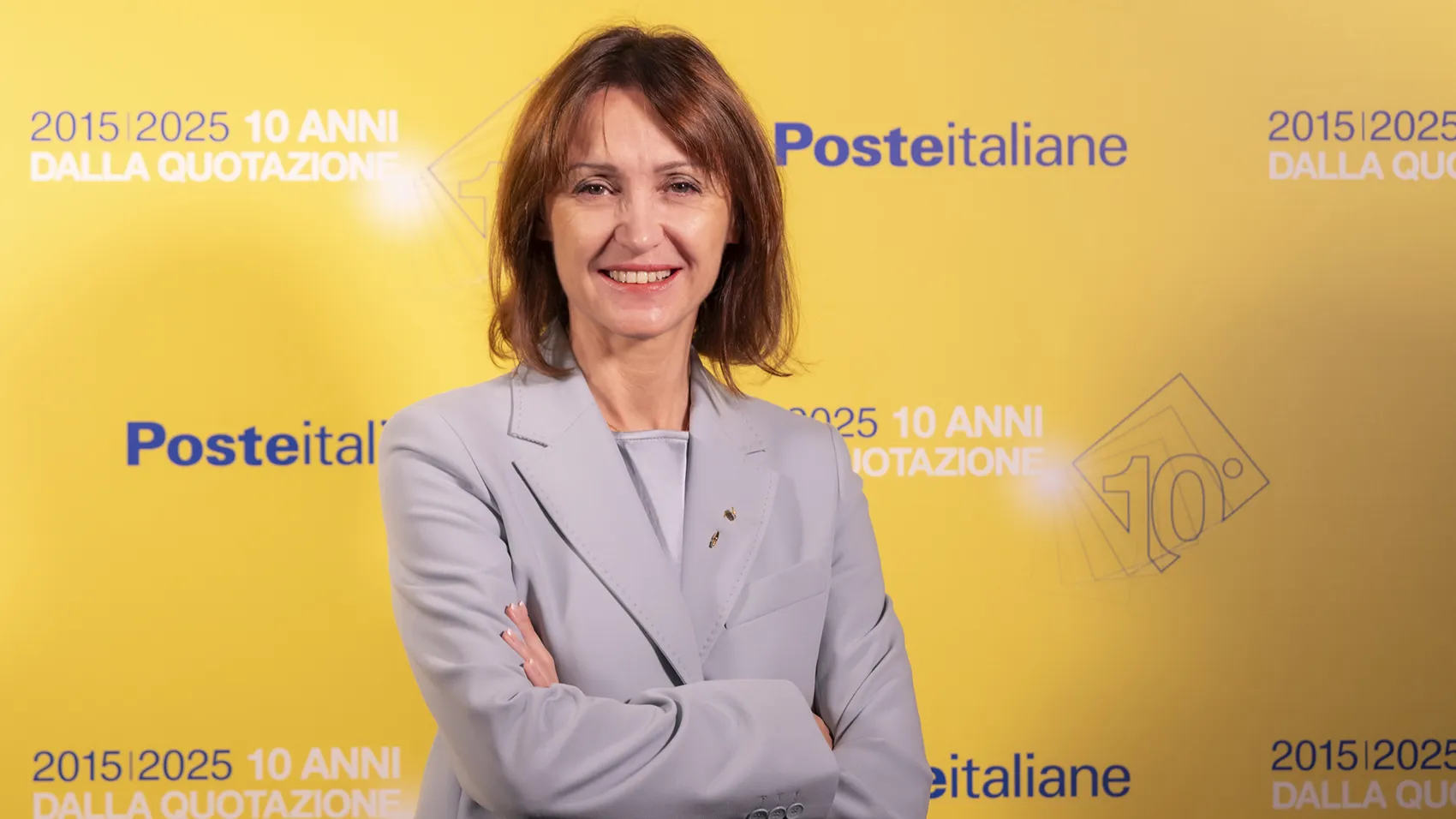 Ritratto Silvia Maria Rovere su sfondo Poste Italiane