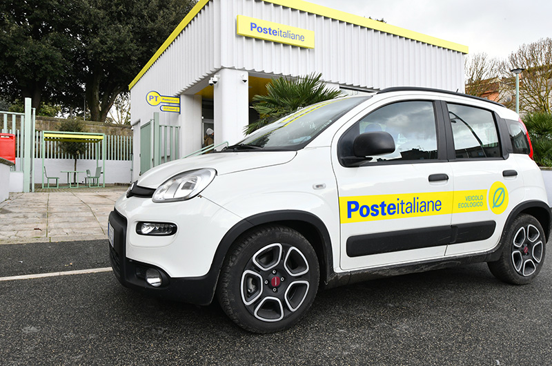 Ufficio Postale e auto con logo Poste Italiane