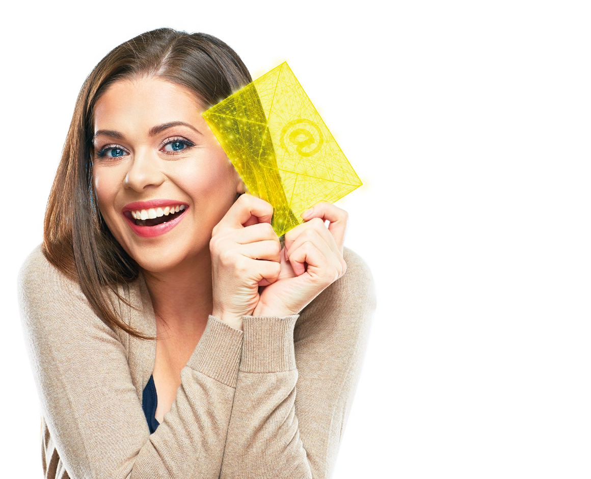 Ragazza con letterina dorata in mano su sfondo blu