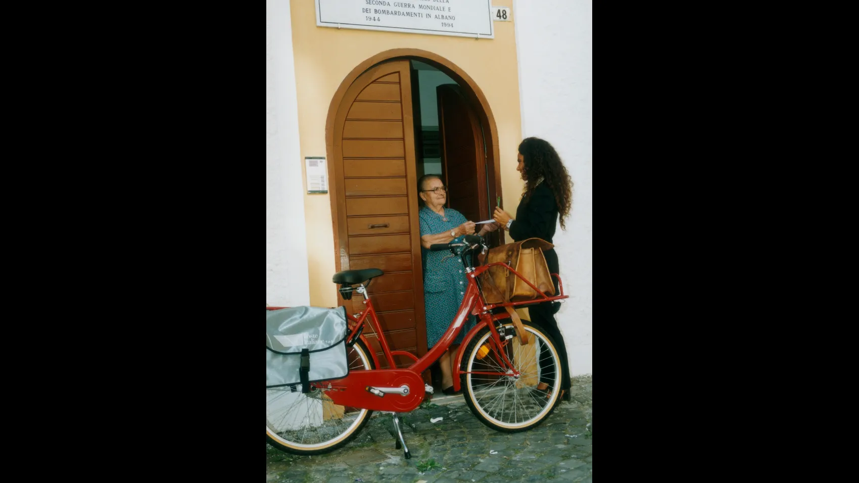 Postina con la sua bicicletta