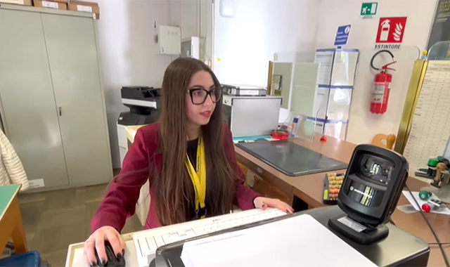 La storia di Angelica, 21 anni, la più giovane direttrice di ufficio postale della Valle d’Aosta