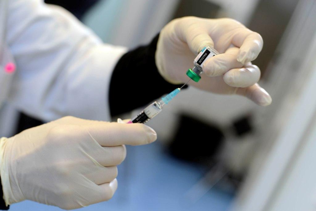 Foto IPP/Matteo Rossetti  Milano 13/12/2017 vaccini vaccinazioni infantili obbligatorie Nella foto: siringa e vaccino