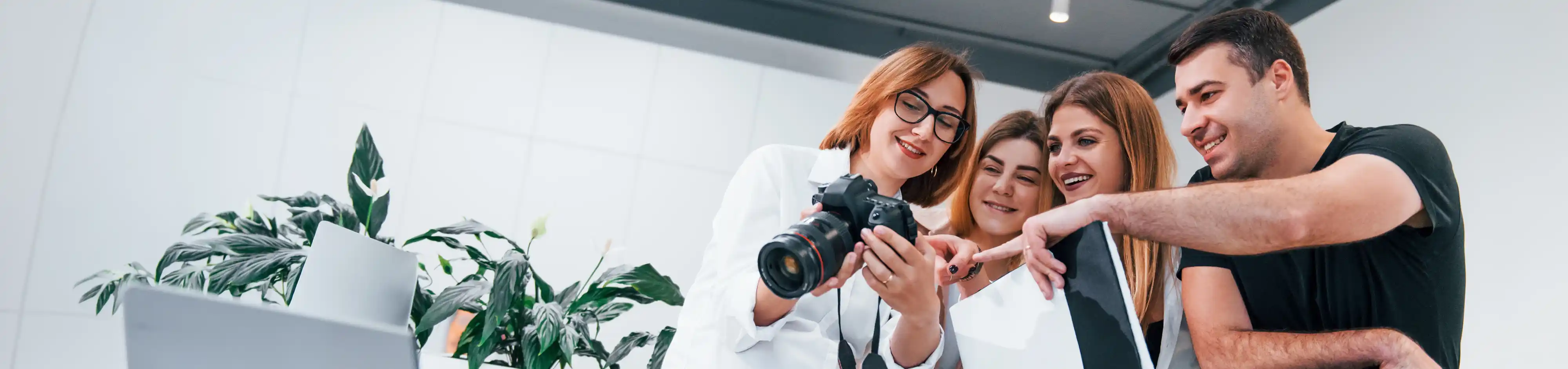Gruppo di persone con macchina fotografica