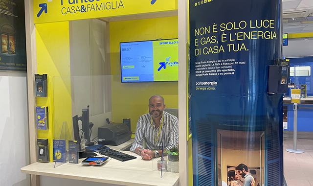 Carlo, operatore del Punto Poste Casa&Famiglia a Napoli: “Per i clienti siamo fondamentali”