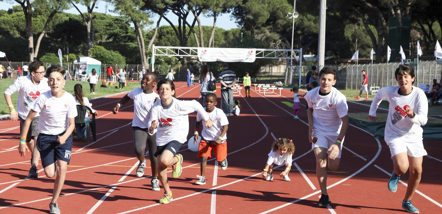 rgazzaie  un cane che tagliano ikl nastro di arrivo in una corsa