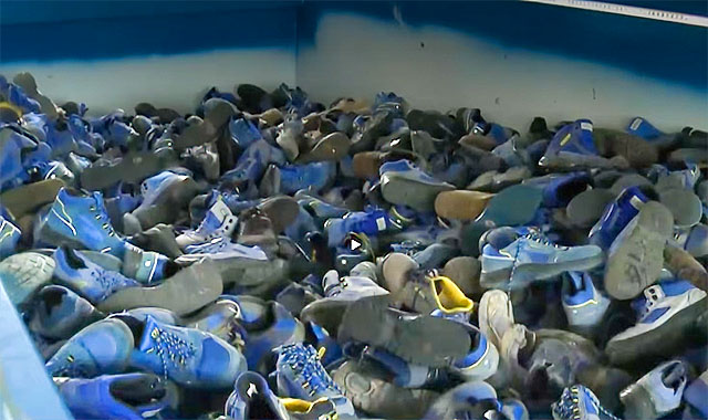 Poste Italiane: le scarpe dei portalettere di Torino diventano pavimenti in gomma riciclata 