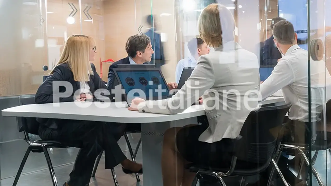 Persone in riunione che vedono presentazione di risultati