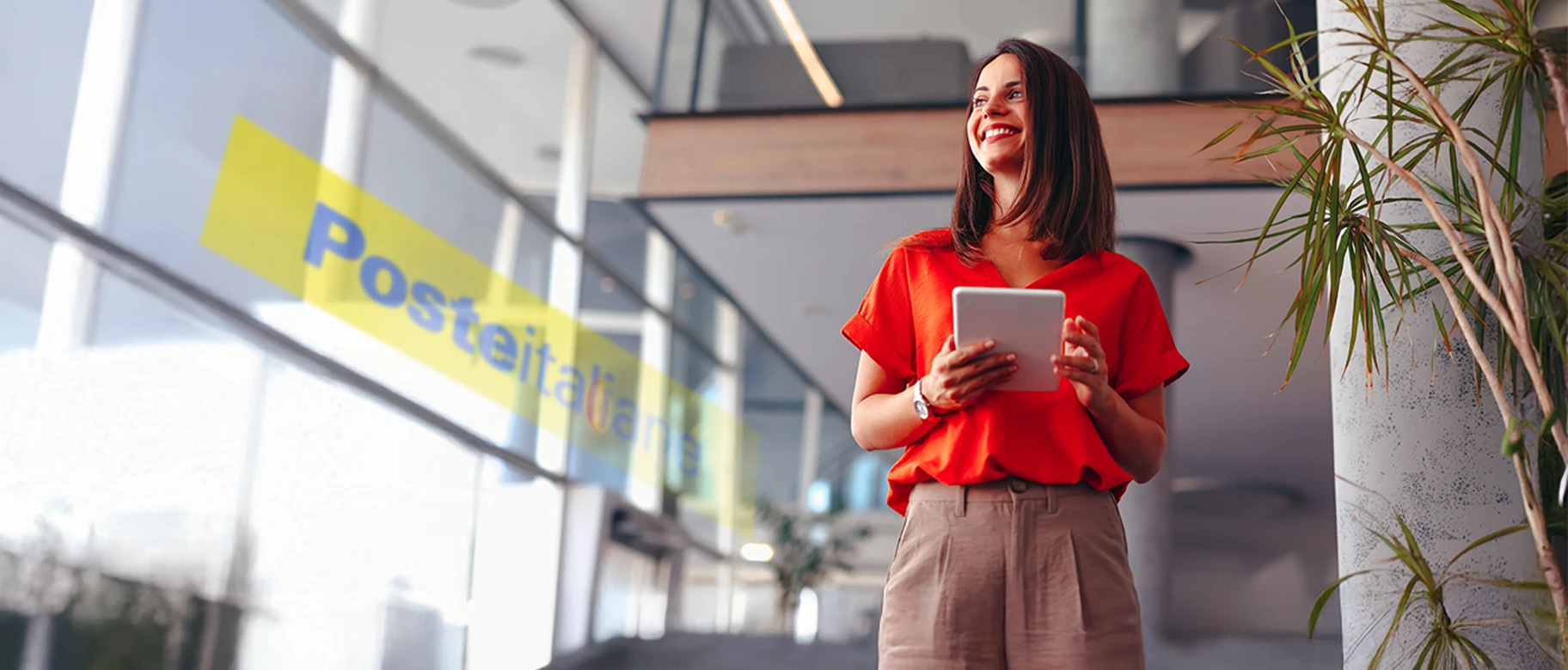 Ragazza in ufficio Poste Italiane