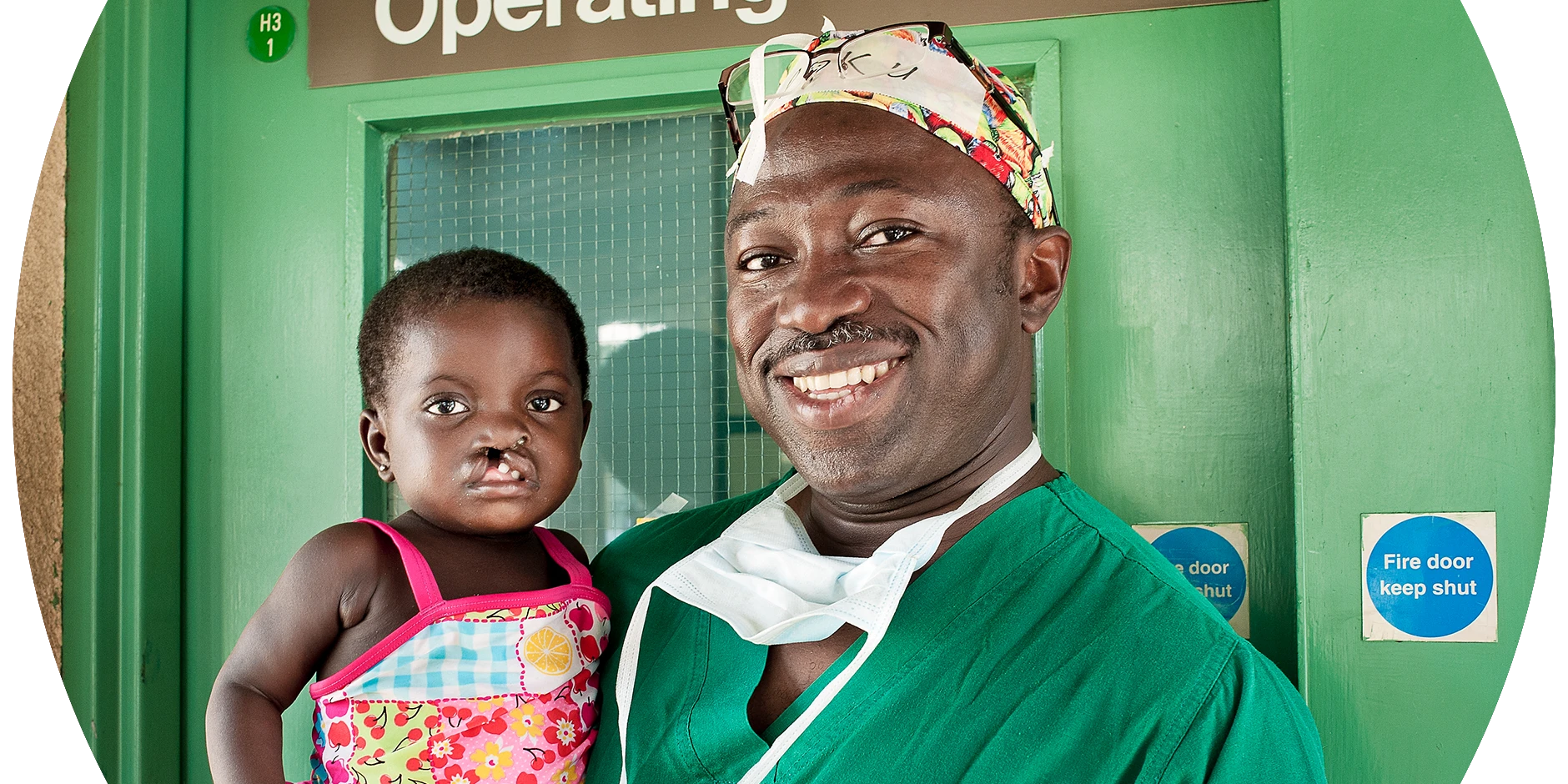 medico con bambino in braccio