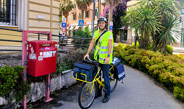 Luigi, un portalettere di Napoli in bicicletta tra i vicoli di Riva del Garda