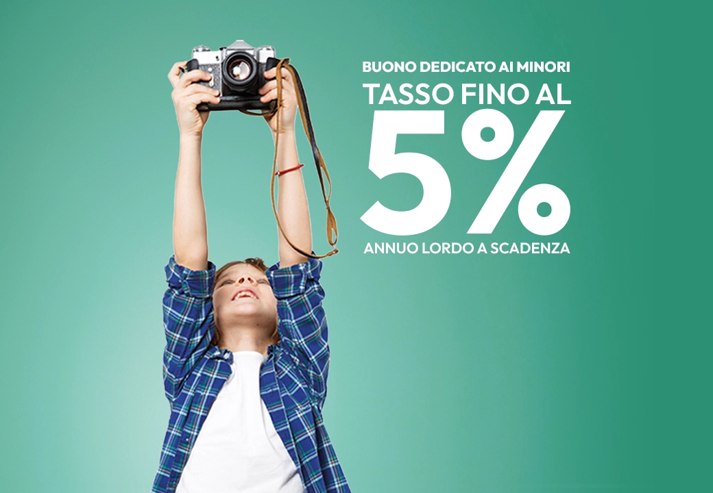 bambino con tasso e macchina fotografica