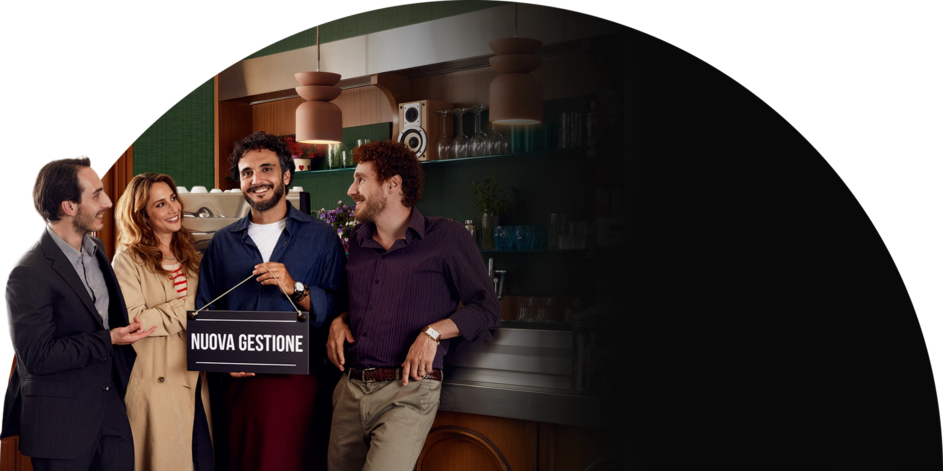 ragazzi al bar con cartello nuova gestione