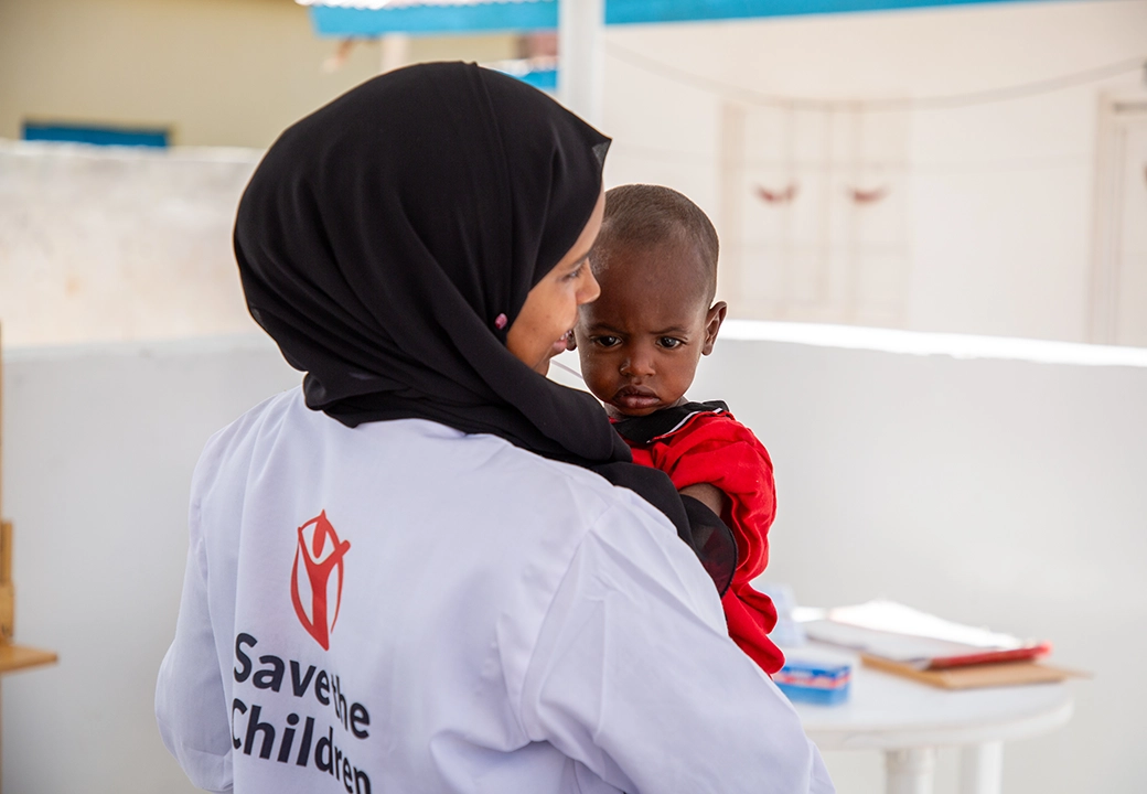 volontaria che tiene in braccio un bambino