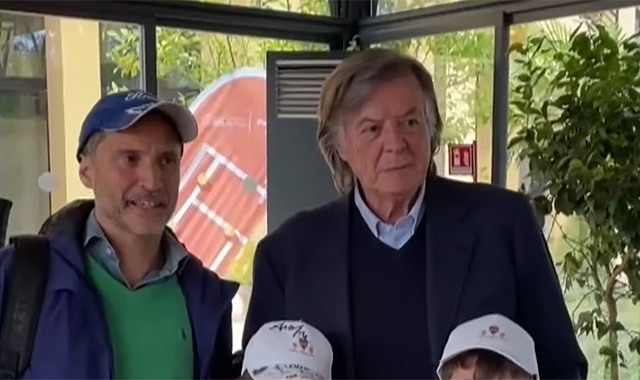 Panatta dà lezioni di tennis ai bambini di Poste