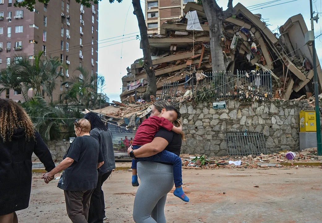 popolazione del venezuela per strada con bimbo in braccio