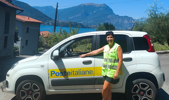 Sul Sentiero del Viandante con la portalettere Lucia: “Ogni giorno incontro turisti italiani e internazionali”