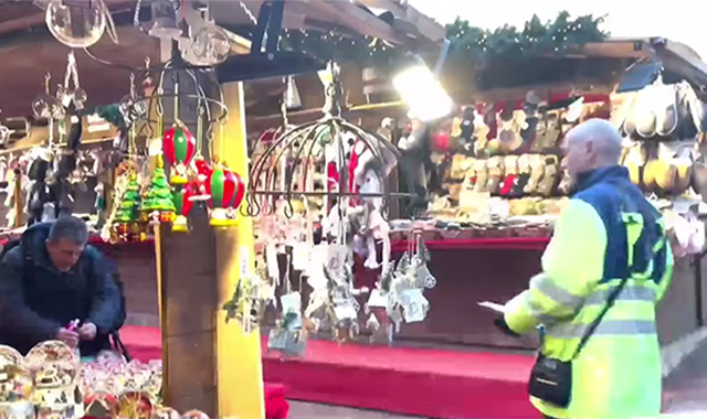 Le consegne del portalettere fra i mercatini natalizi del centro di Arezzo