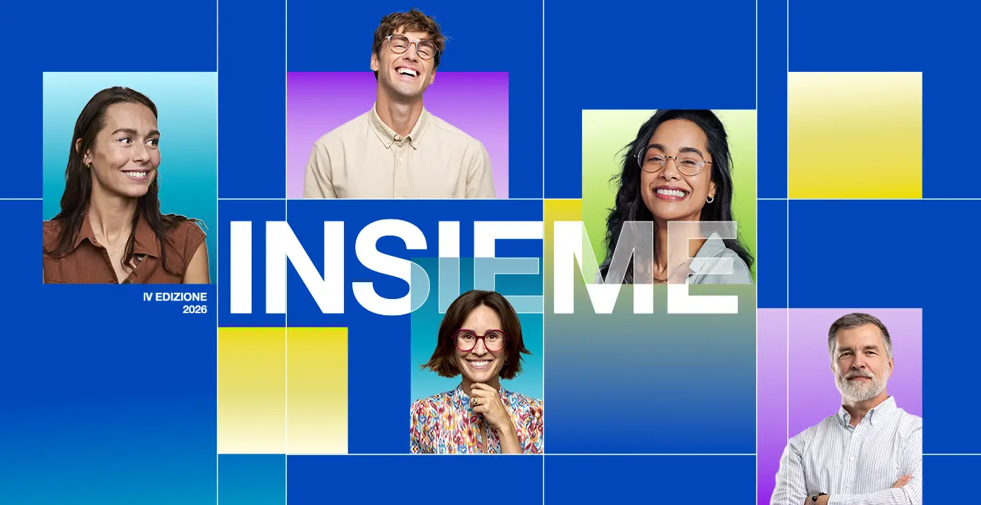 Persone sorridenti in riquadri colorati su sfondo blu