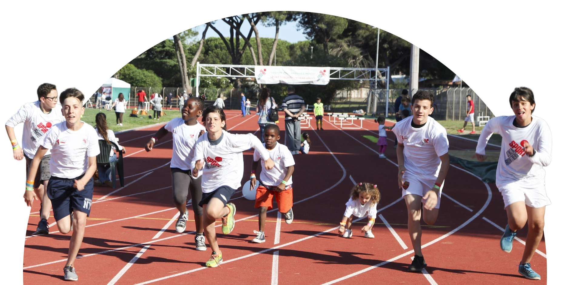 ragazzi che tagliano il traguardo di una corsa