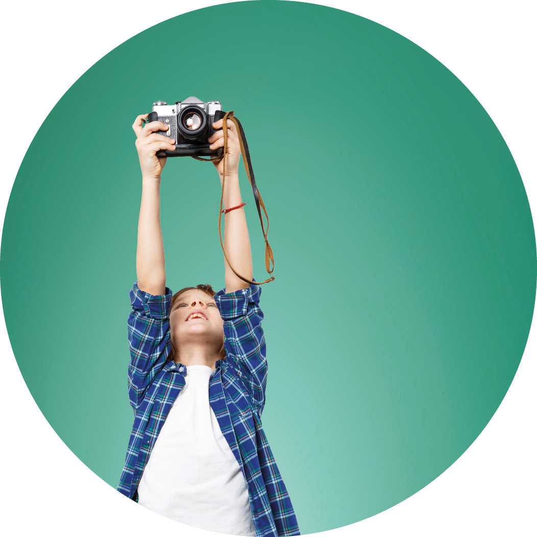 Ragazzo con macchina fotografica