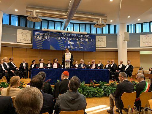 Roma, 31 gen. (askanews) - Attenta alla sostenibilità ambientale, convinta che la diversità sia un valore, capace di guardare al futuro non dimenticando la lezione del passato. Questo è lidentikit dellUniversità degli Studi Roma Tre dove si è tenuta la cerimonia dinaugurazione dellanno accademico 2018-2019. Sono intervenuti il Rettore dellAteneo Luca Pietromarchi, il Cardinale Gianfranco Ravasi con una Lectio Magistralis dal titolo Ho combattuto la buona battaglia. Lumanesimo necessario e Gilles Pécout, Rettore dellAccademia di Parigi, a testimonianza dei profondi rapporti tra lAteneo romano e le maggiori università europee.   	Al motto Per un futuro più pulito, Roma Tre ha fatto della sostenibilità ambientale non solo un valore da veicolare agli studenti ma una pratica concreta. LUniversità, infatti, è tra le prime italiane, ad aver chiuso una gara di appalto per un primo stock di 8000 bottigliette di alluminio per lacqua, che verranno distribuite gratis dal prossimo mese. Contando che ogni giorno nellAteneo vengono consumate circa 10.000 bottigliette di plastica, si stima in questo modo di contribuire davvero non solo ad un futuro, ma anche ad un presente più pulito e sostenibile.  	In vista delle elezioni europee del prossimo maggio, Roma Tre in collaborazione con le università pubbliche romane ha approntato un fitto calendario di Lezioni aperte sullEuropa: grandi personalità del mondo accademico illustreranno le politiche e le istituzioni europee nellidea di formare e informare i giovani studenti. Tradizione ma anche innovazione, industria 4.0, strart-up, sinergia proattiva università-aziende. In questa prospettiva e con questa vocazione nasce Roma Tre incontra le aziende: ogni mese gli studenti verranno messi in contatto diretto con gli alti dirigenti delle principali imprese italiane. Nella stessa direzione muove il progetto Dock 3 dedicato allo sviluppo di start-up. Gli studenti di ingegneria e di lettere del programma In codice ratio - ad esempio - hanno messo a punto un originale processo di machine learning che permette di decifrare documenti di archivio conservati in forma manoscritta. Il gruppo di lavoro sta ora operando sui documenti dello sterminato Archivio segreto vaticano.  	Studenti con disabilità e disturbi dellapprendimento trovano a Roma Tre non solo lAteneo dove coltivare la propria formazione, ma anche la comunità nella quale crescere come cittadini senza alcuna discriminazione di sorta. Sono orgoglioso! Nonostante i tagli al bilancio non smettiamo di crescere. Non smettiamo di investire in progetti. Non smettiamo di credere che una formazione di qualità sia ancora il miglior strumento che possiamo fornire ai nostri giovani. Non smettiamo di scommettere su loro! Dopo il successo infatti dellapertura del polo universitario di Roma Tre ad Ostia, con iscrizioni tre volte superiori le aspettative, contiamo di partire con un corso triennale di Servizi giuridici per la sicurezza territoriale e informatica. Studiare legge ad Ostia sarà la nostra nuova sfida, ha dichiarato il rettore Luca Pietromarchi.